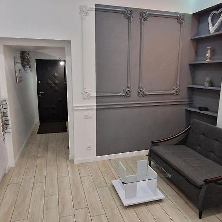 Apartamento Чорно -Білий Люкс В Центрі Leópolis Exterior foto